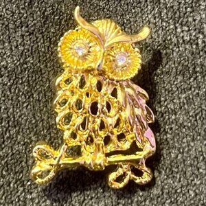 Vintage Gold Tone Owl With Rhinestone Eyes Brooch Pin